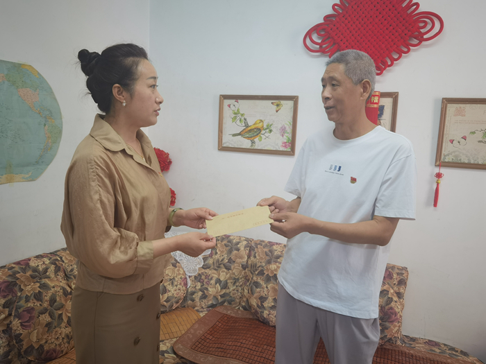 集团党委“七一”慰问困难党员