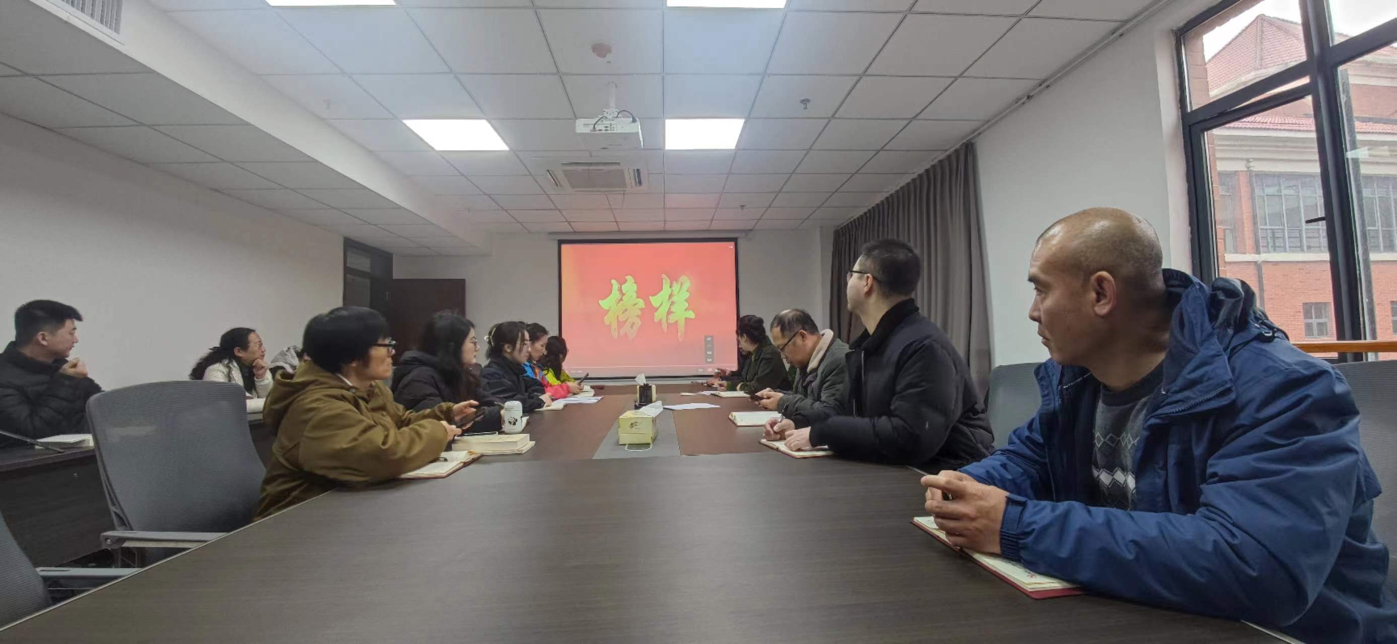 淮粮集团机关党支部组织观看《榜样8》